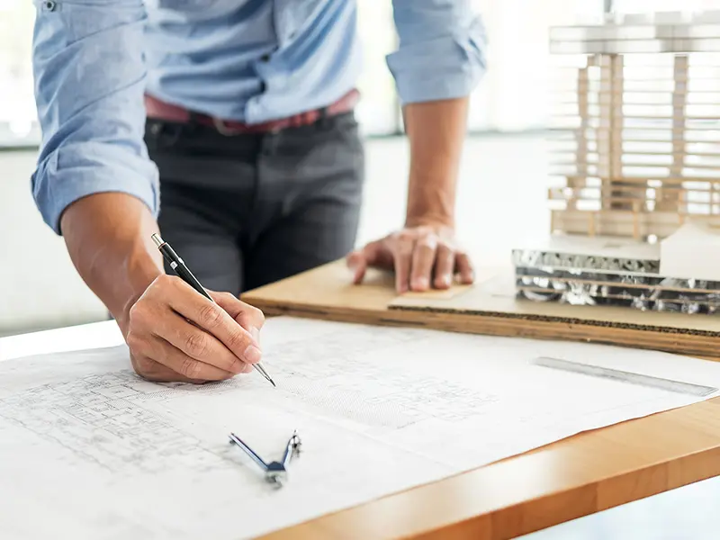 Un architecte dessinant un plan