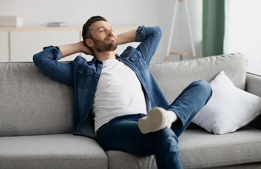 Homme profitant du confort de son intérieur