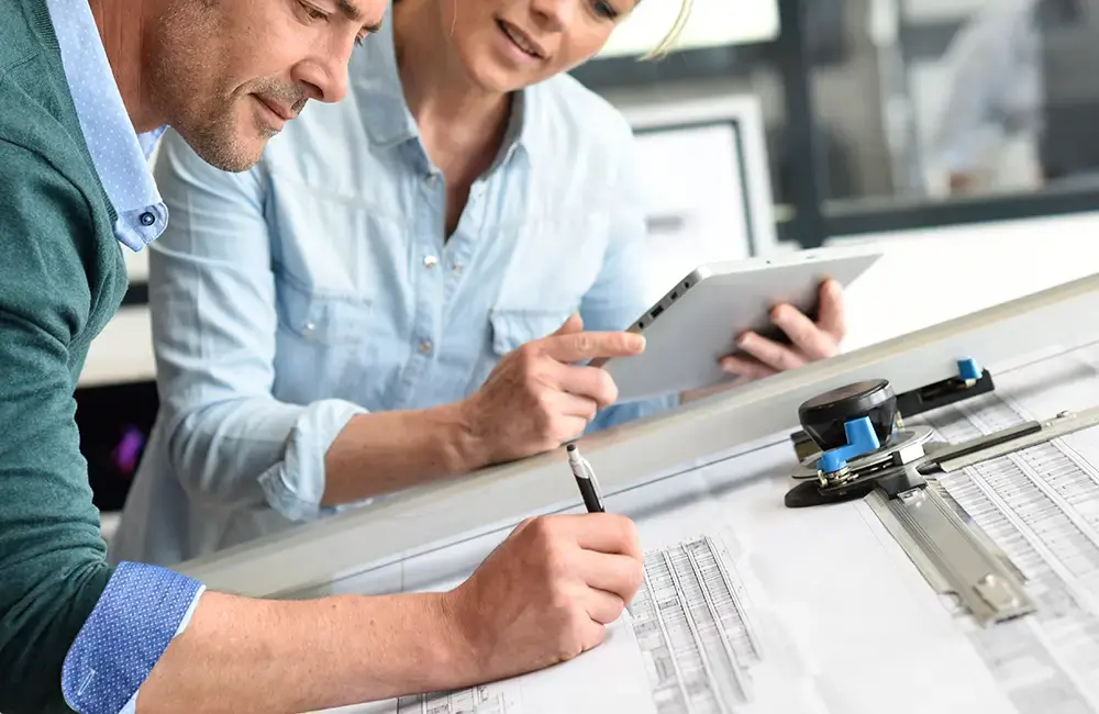 Architectes bossant sur un projet