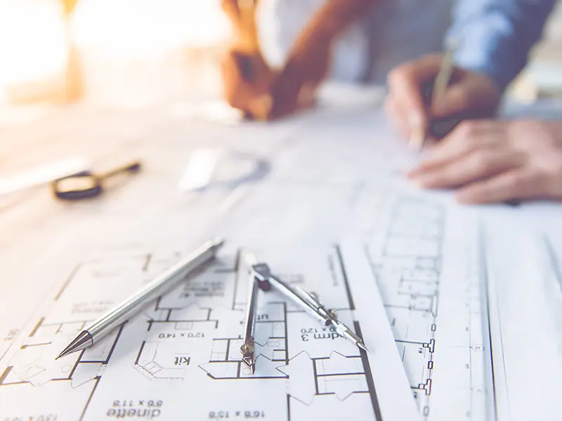 Architecte réalisant un plan de construction